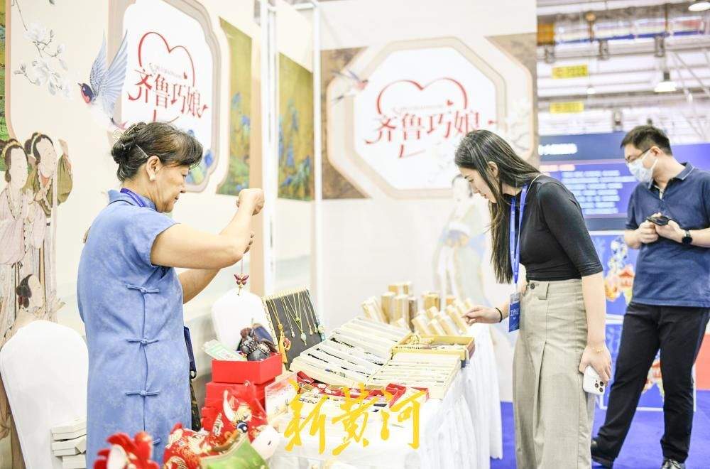 从老字号美食到高校工业设计 烟火济南市集为数博会添“文化味”