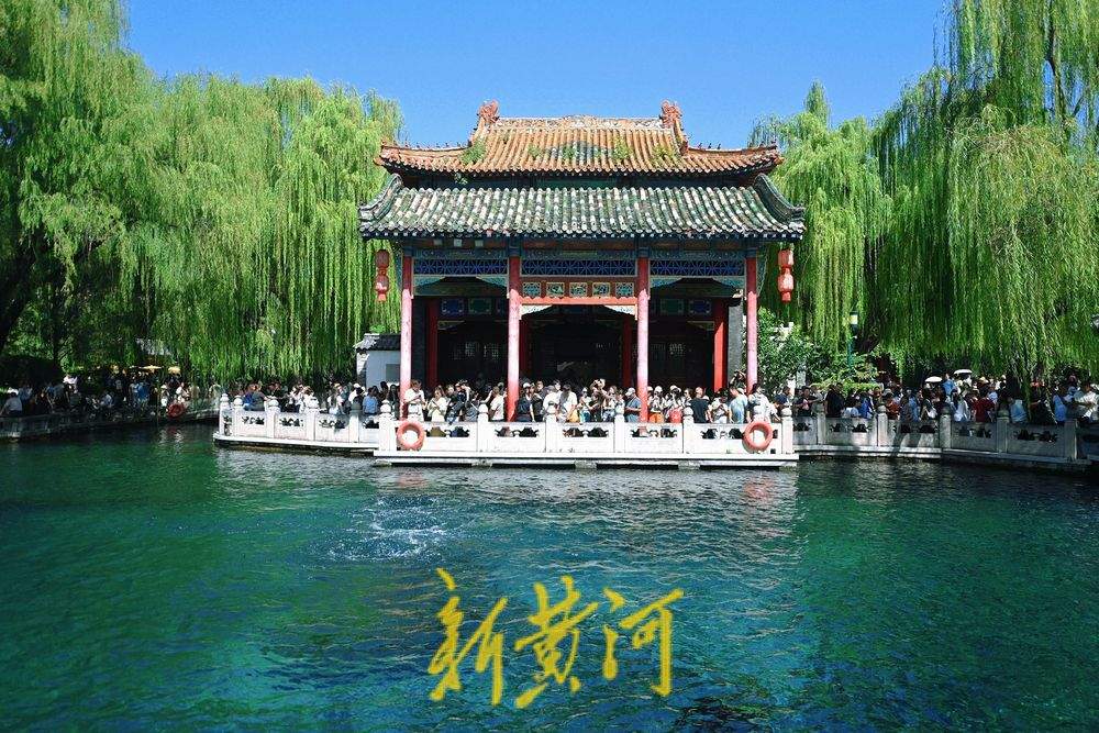 趵突泉水位突破29米，“月牙飞瀑”欢畅喷涌