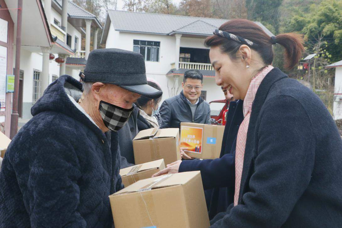 660个“温暖包”温暖蓉城寒冬，2025“冬日暖心行动”聚焦“一老一小”