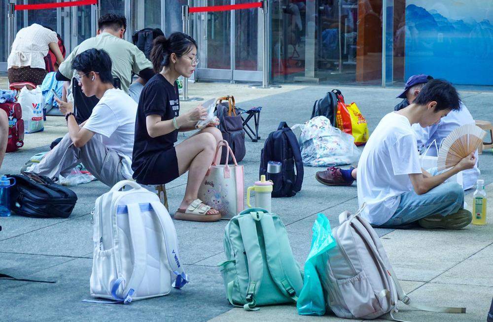 高温“炙烤”催生书香热潮，有读者凌晨5点前往图书馆排队