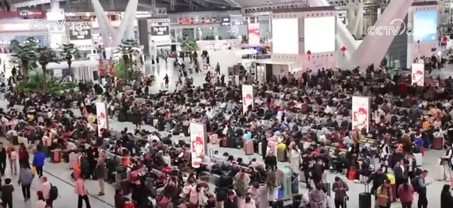 多地加开“夕发朝至”高铁缓解运输压力 精细化服务让春运之路暖意融融