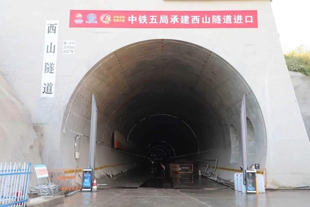 全长3095米，济枣铁路又一座长隧道济枣铁路西山隧道顺利贯通