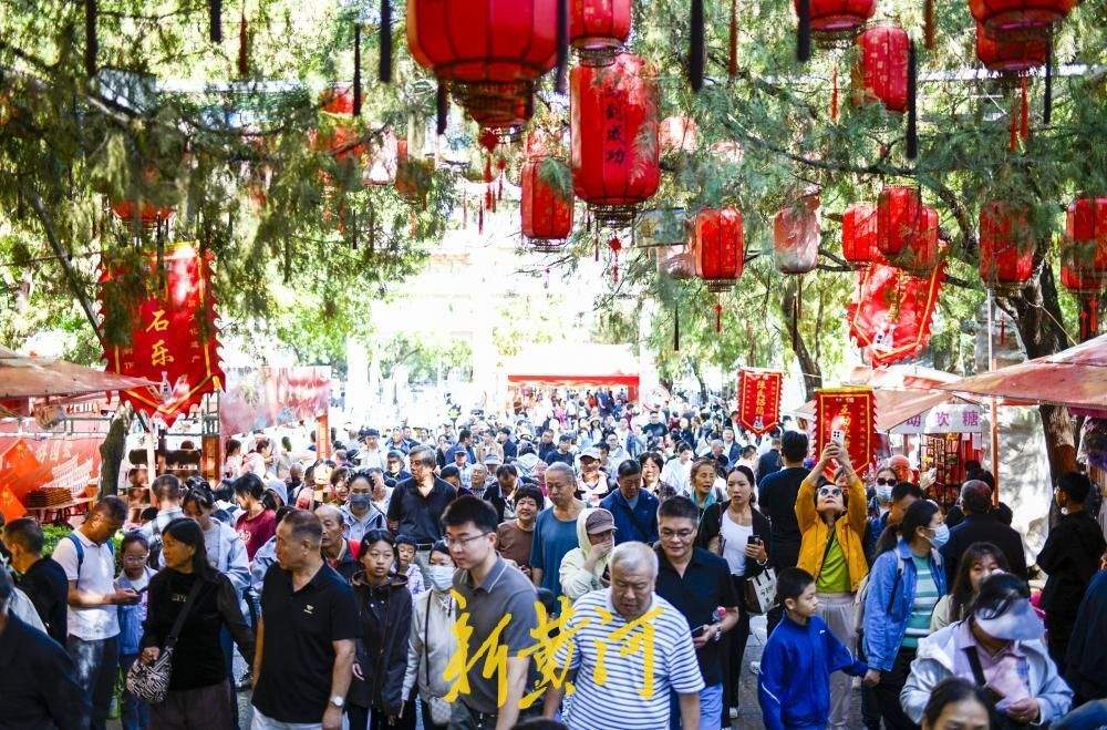 千佛山迎登山人潮 游客登高赏秋欢度国庆
