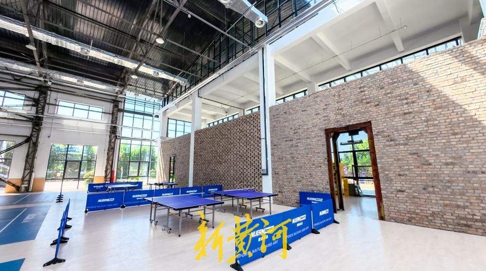 济钢老厂房变身运动新空间 羽毛球匹克球场地对外开放