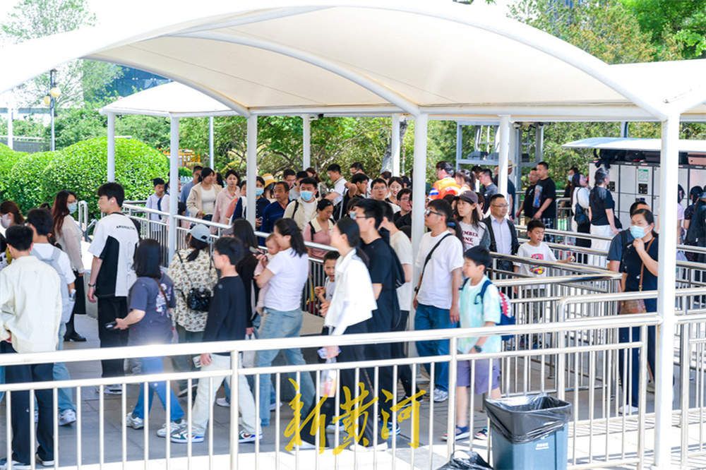 一年四季 泉在济南丨博物馆观展引热潮，寄存柜顶部放满包