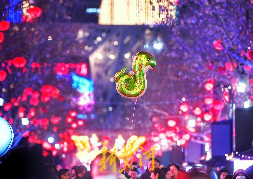 “泉”在济南过大年｜花灯聚光夜经济 正月十五济南华灯璀璨，人潮涌动