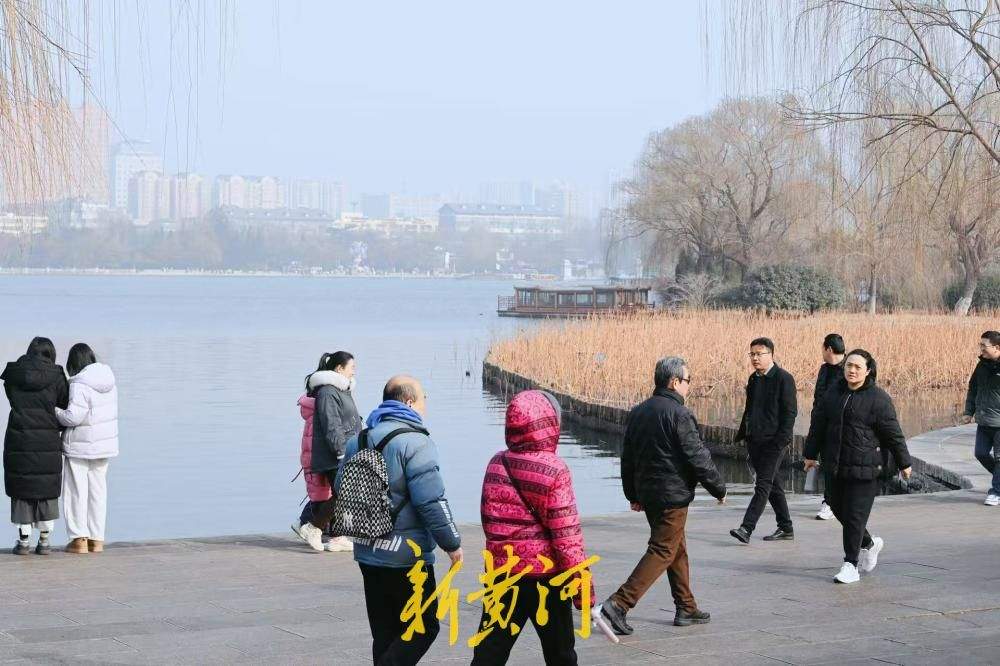 一年四季 泉在济南丨泉城气温回升 游客大明湖畔提前感受初春气息
