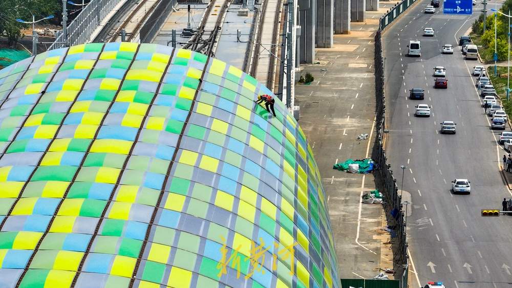 “彩龙”飞跨济南轨道交通8号线“彩龙路”站