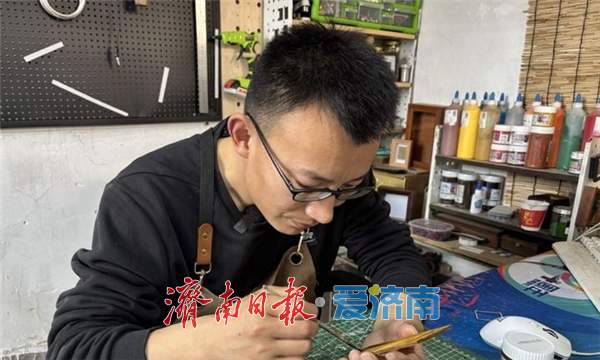 小伙微缩复刻爷爷老宅：200多个物件 最小的仅0.1厘米