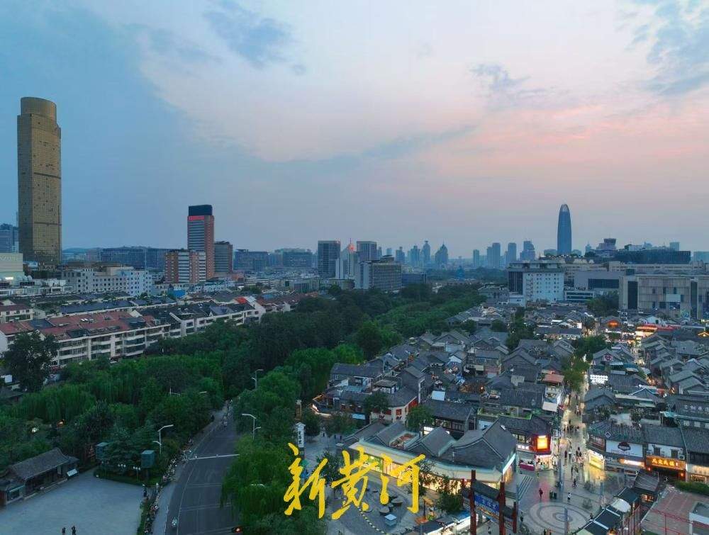 一年四季 泉在济南丨暮色温柔，济南护城河畔上演静谧秋日画卷