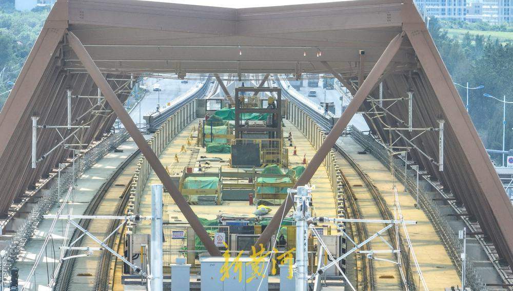 地铁8号线高架车站上新装