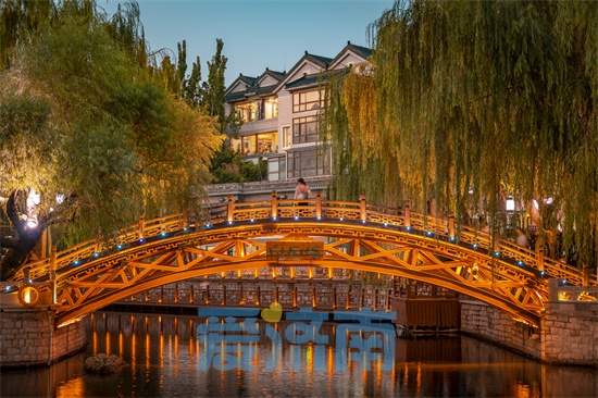 “老师儿，来黑虎泉喝杯泉水茶！”