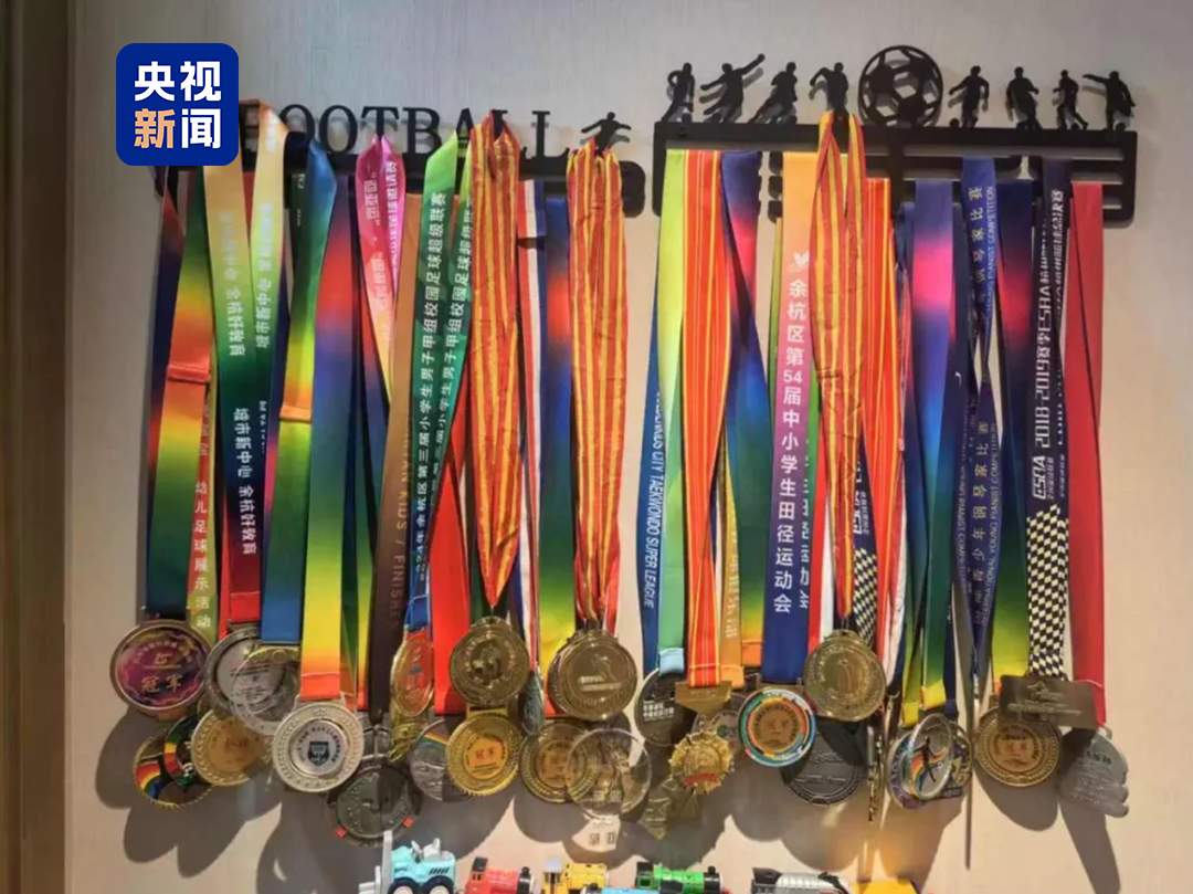 11岁男孩打碎电视屏 在小区创业2个月成功“还债”