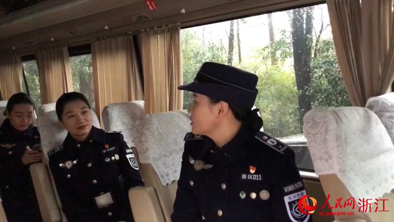 春节“不打烊” 杭州西湖女子巡逻队服务游客