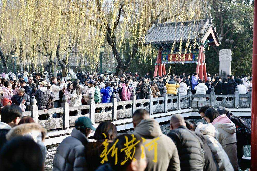 暖阳映照济南泉水欢腾 趵突泉畔迎冬日“小阳春”