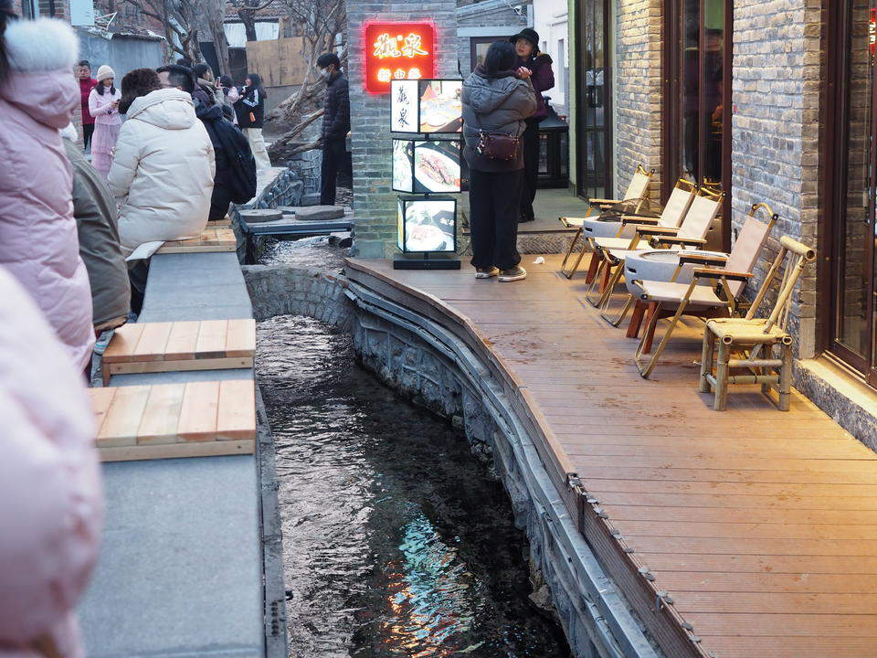 济南明府城泉河边，石栏新设木坐凳让游客听泉