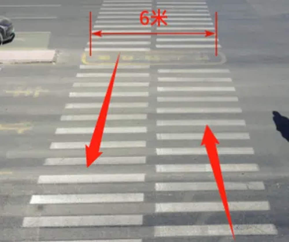 斑马线拓宽、增设非机动车右转专用车道……济南经十路交通再优化