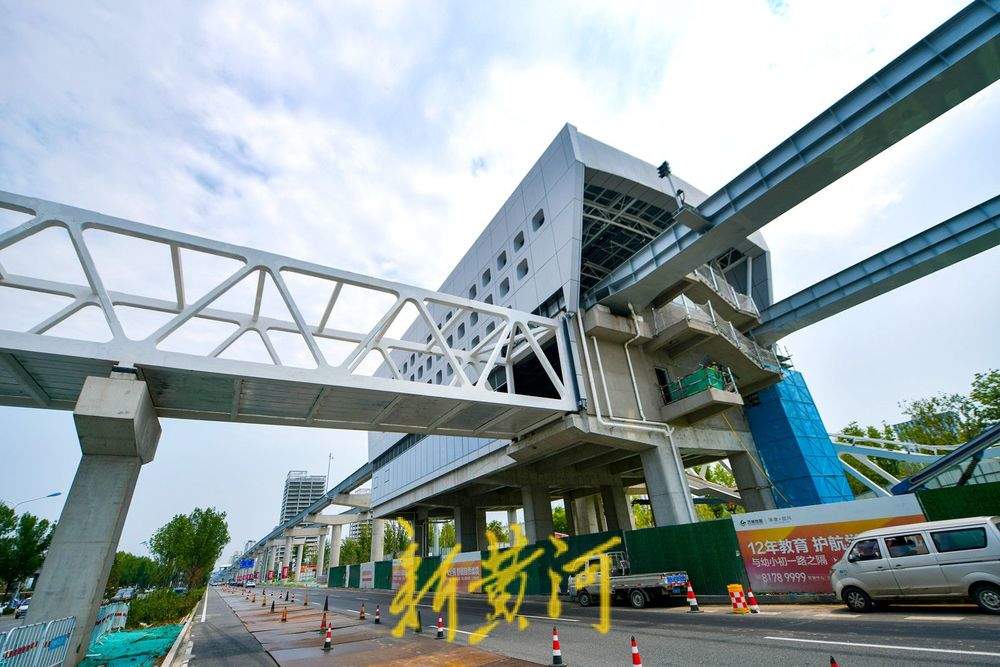 项目强省会｜人行天桥横跨济南飞跃大道 连接轨道交通两座高架车站