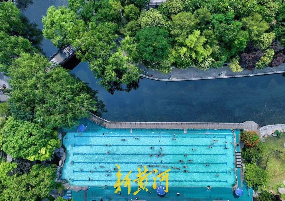 清泉消暑正当时 济南泉水浴场人气旺
