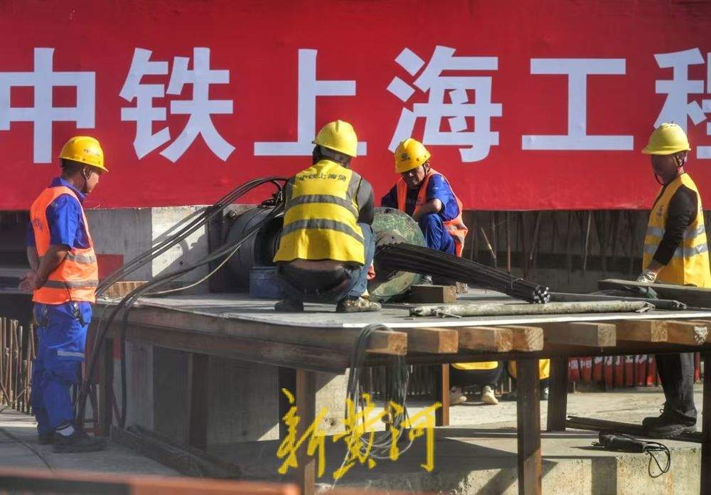 潍宿高铁全线首个上跨铁路T构梁成功转体