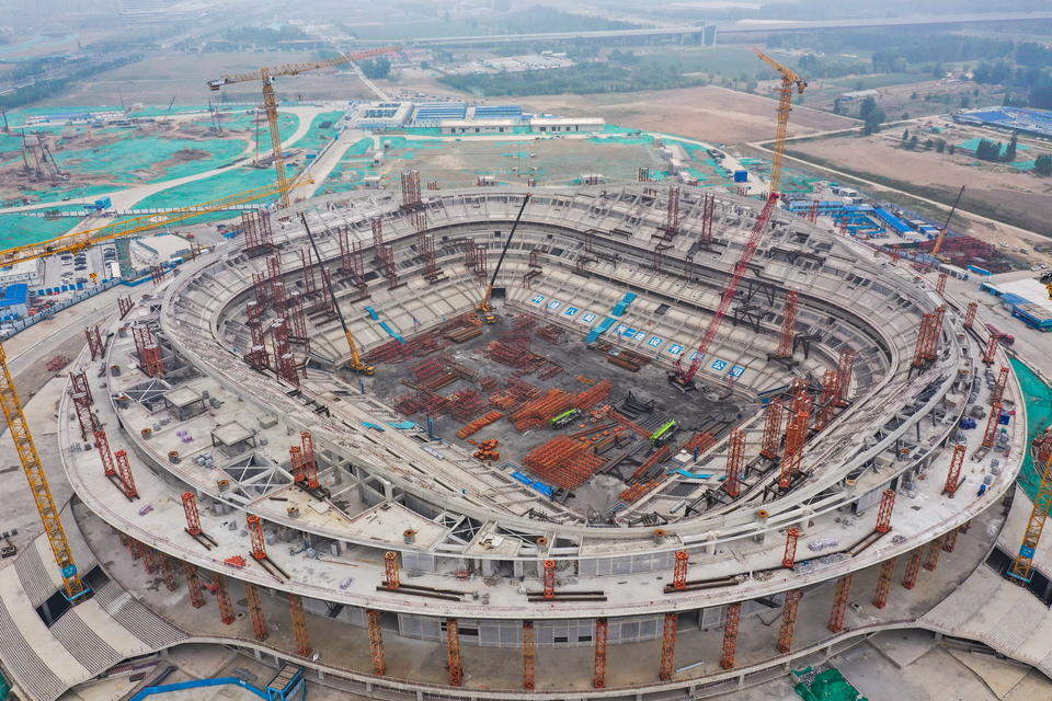 济南黄河体育中心足球场正加盖钢结构顶棚