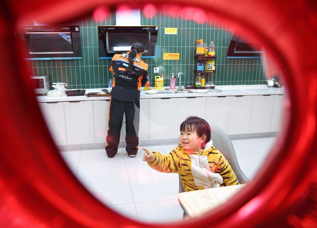 新春走基层｜带着孩子跑外卖的任雪敏，住进了“新家”