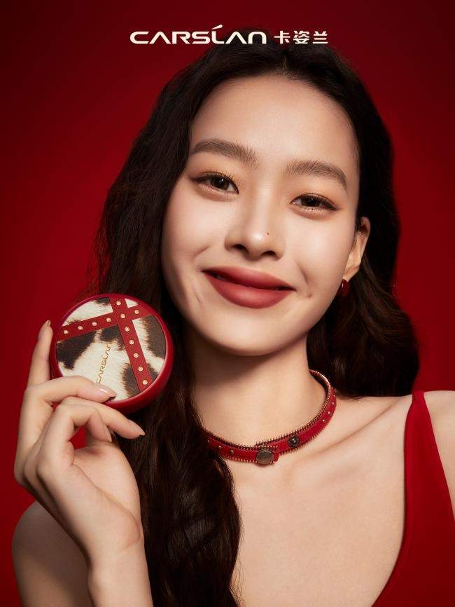 卡姿兰豹红限定以持妆粉底液+爆款口红，解锁彩妆新范式