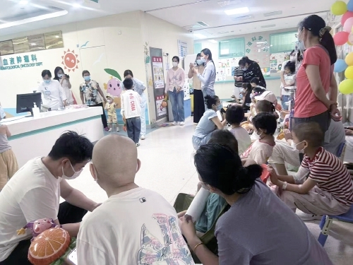 别样“六一”，守护血液病患儿的童真微光 疾病带来的差距，在病房学校抹平