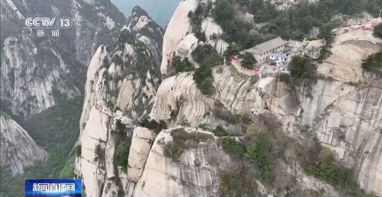 “五一”去哪儿？攀登华山有“外挂” 雪山杜鹃醉春光