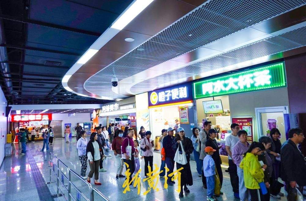 济南地铁站点变身便民商街  站内商业活力迸发