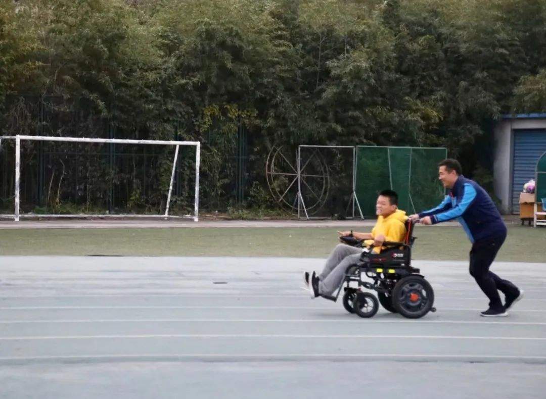 高考623分的脑瘫少年,毕业了!还保研了!