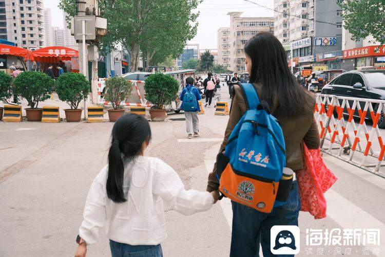 9年后,写“世界这么大,我想去看看”辞职信的女教师从成都回到郑州老家,这次是为了母亲