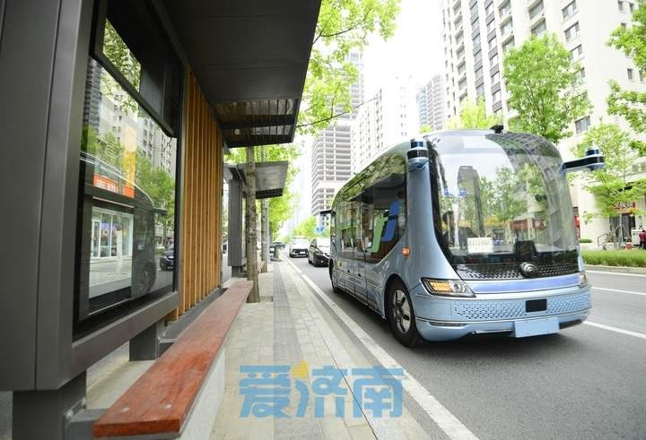 环绕“山、泉、湖、河、城”，济南自动驾驶公交车亮相中央商务区采集地图数据