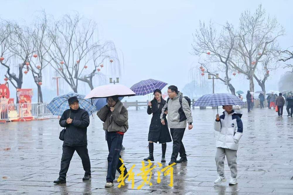春雨落济南明湖 薄雾朦胧醉游人