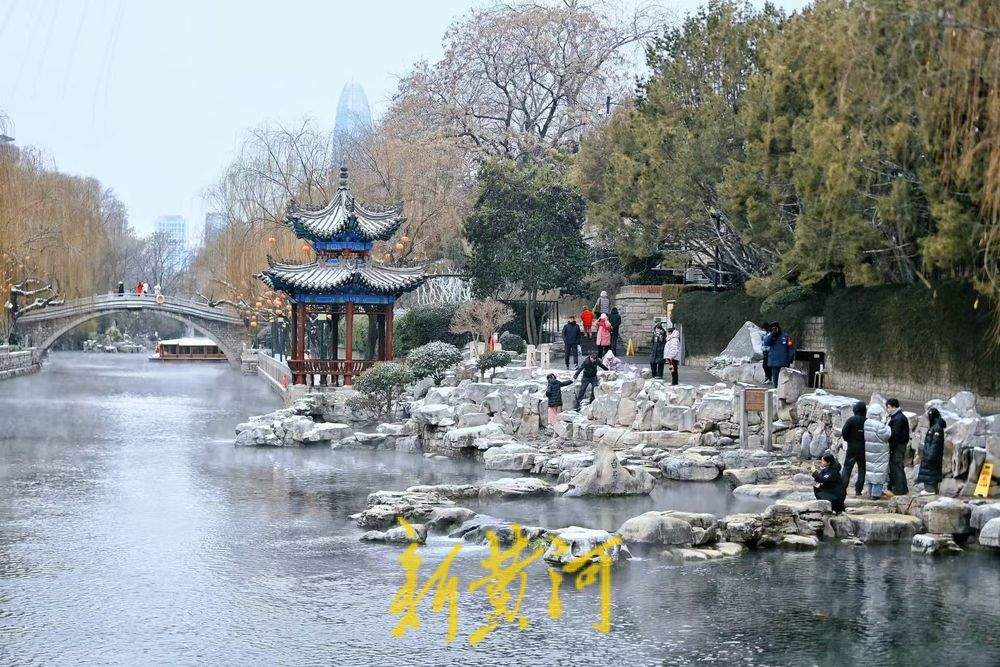 低温天气下 济南白石泉畔迎打卡“热”