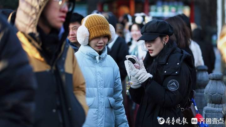 -12°C的天气也挡不住游客的热情，天下第一泉景区热闹非凡