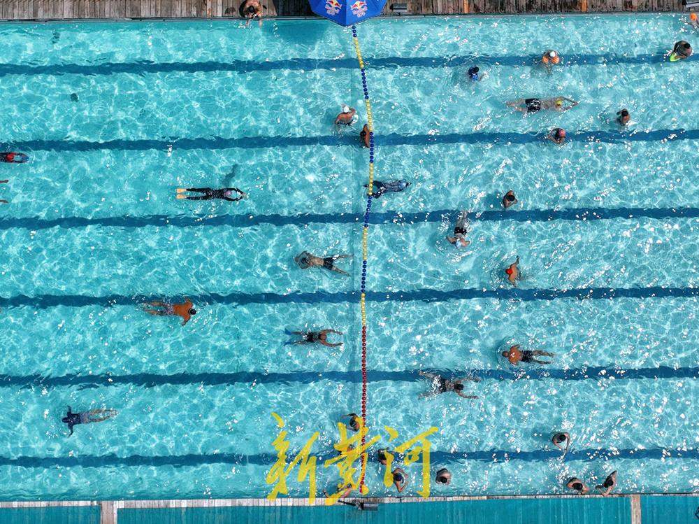 一年四季 泉在济南丨泉城高温持续，市民泉水浴场戏水享清凉