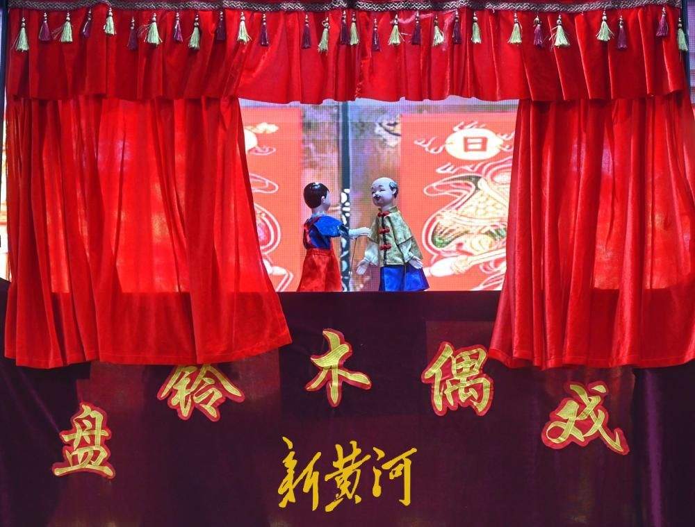 听快书看戏法，返乡路上很热闹