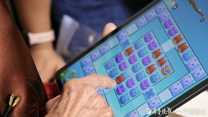 95岁“围巾奶奶”：一份爱心“织”了7年，温暖了上百位山里娃