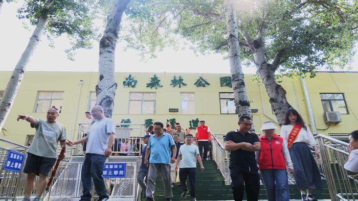 济南森林公园启用新通道 周边可容纳近300辆车停放