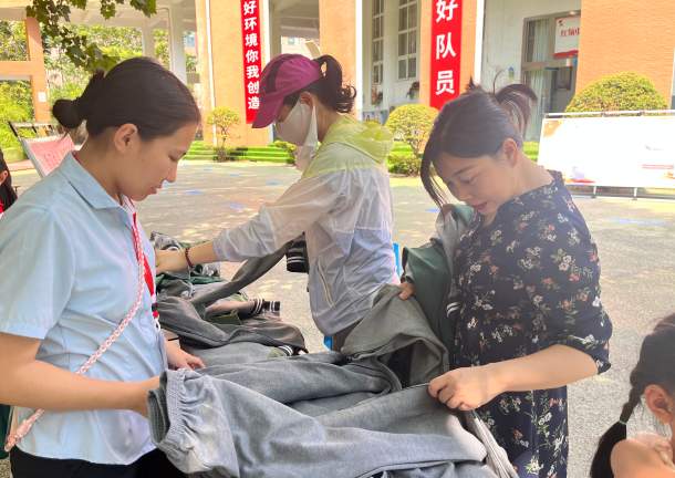 这所学校校服免费领！网友：建议全国推广