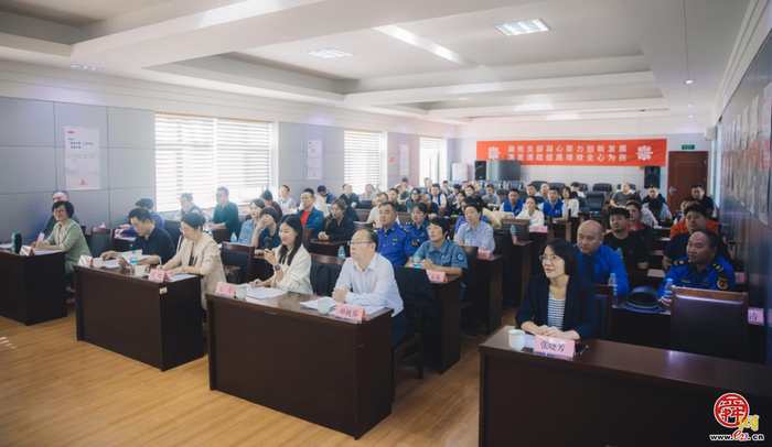 脱口秀里讲城管故事 精管善治中听民生心声...