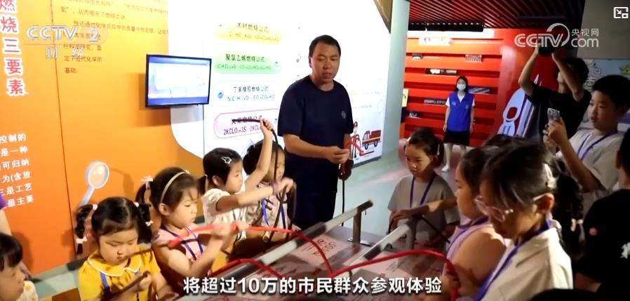 学习消防安全知识、体验军旅文化……各地中小学生尽享多彩暑假生活