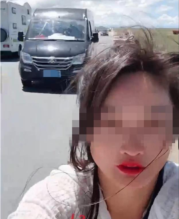 徒步旅行女主播公路边直播时被车撞 直播记录下这一幕！