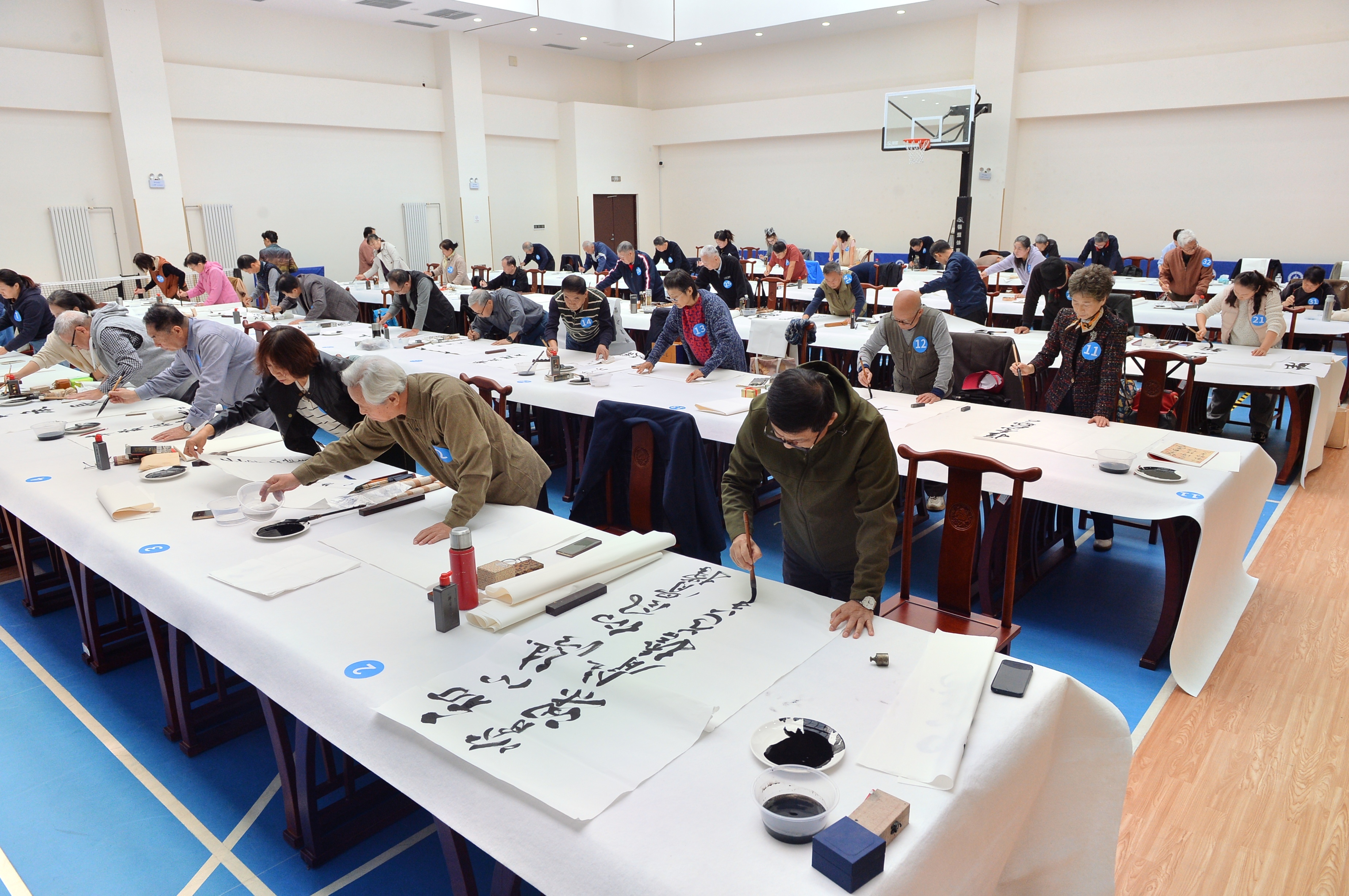 桑榆翰墨耀泉城!百余名银龄学子现场挥毫,礼赞长征讴歌时代