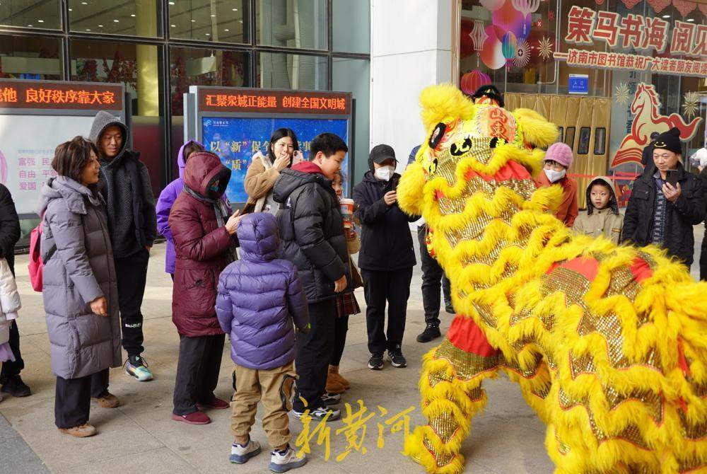 “泉”在济南过大年｜正月初一贺新春 济南文化馆门前传统舞狮来拜年
