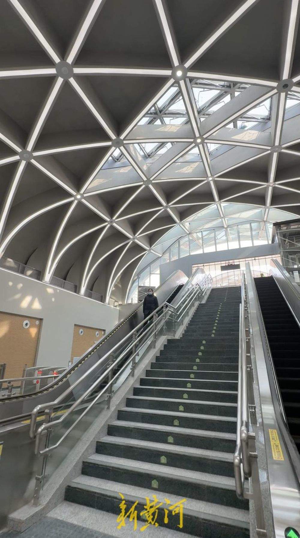 为泉“抬头”，探访济南地铁4号线“最浅”车站——泉城公园站