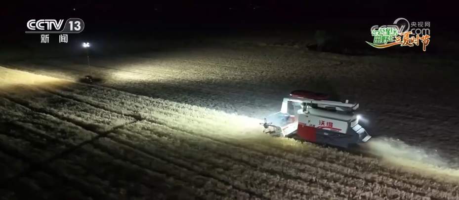 智能农机“唱主角” 希望的田野描绘好“丰”景