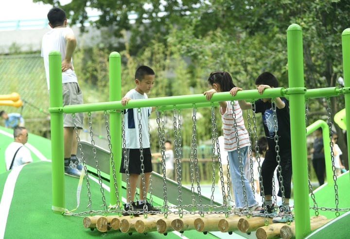 此外,大明湖景区还在草坪东侧打造了免费的儿童游乐区,整体色调以