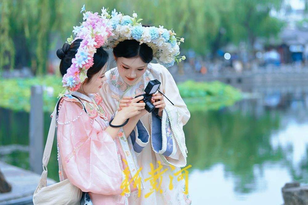 泉城高温“热辣滚烫” 明府城中汉服姑娘成风景线